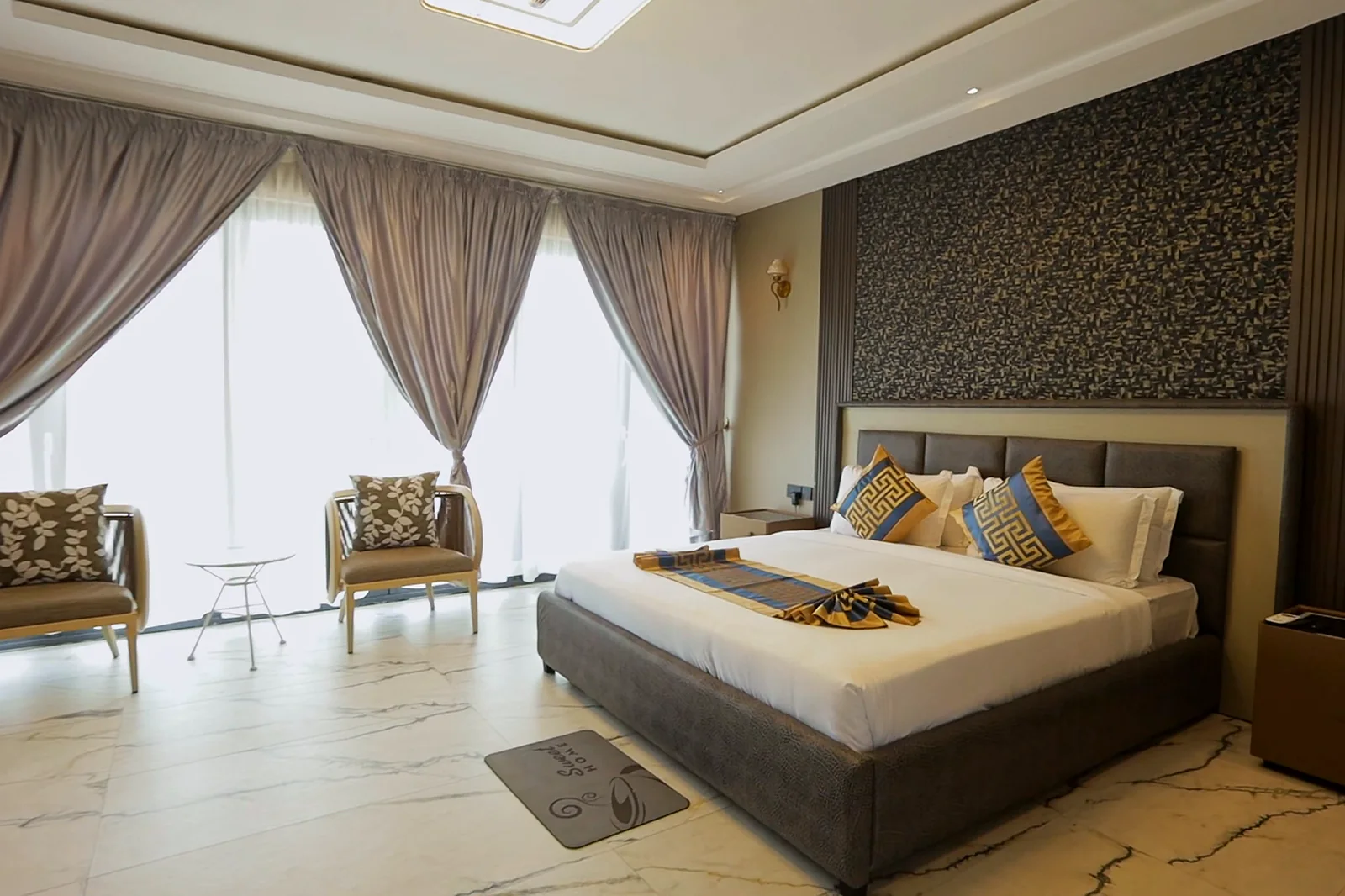 2 Bedroom Penthouse for 4 – Big Jacuzzi